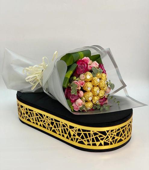 Rose bouquet with chocolate splendor view 3