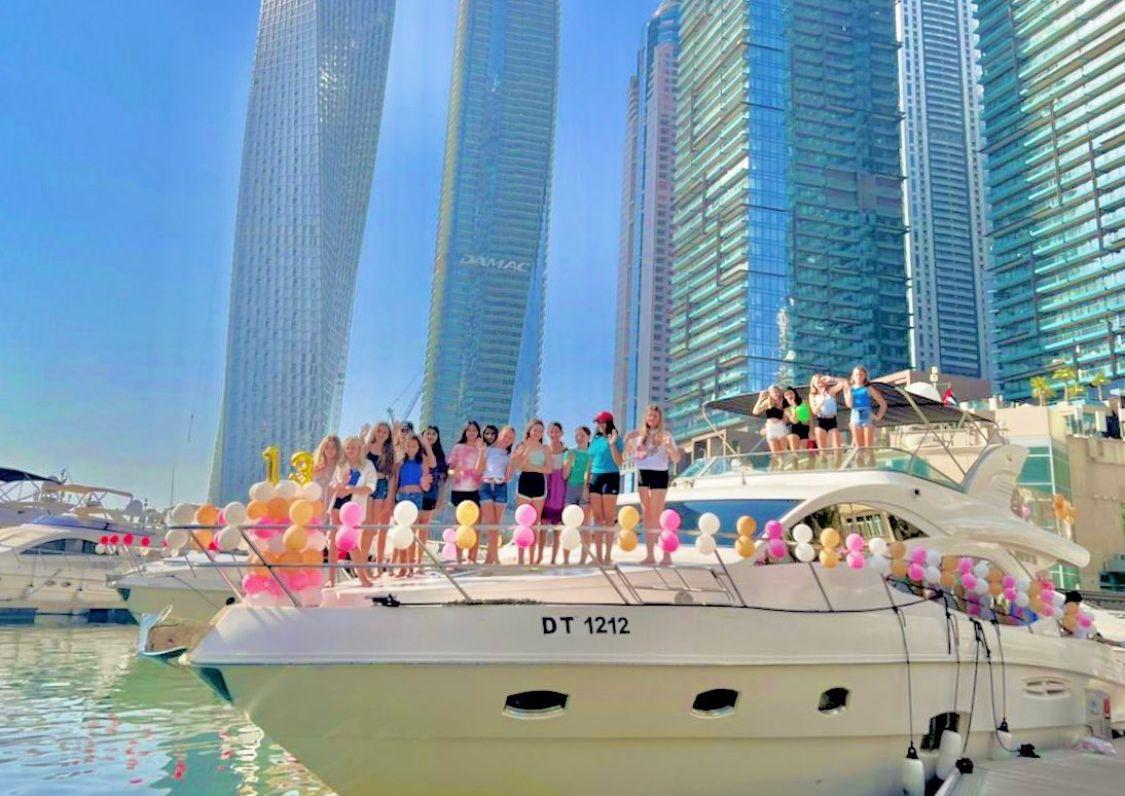 yacht Sunseeker 70 feet view 3