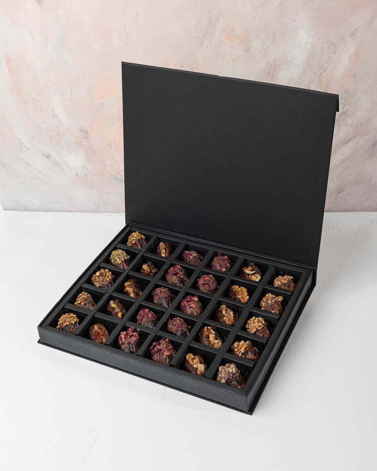 Premium Majdoul Dates Gift Box by NJD view 2