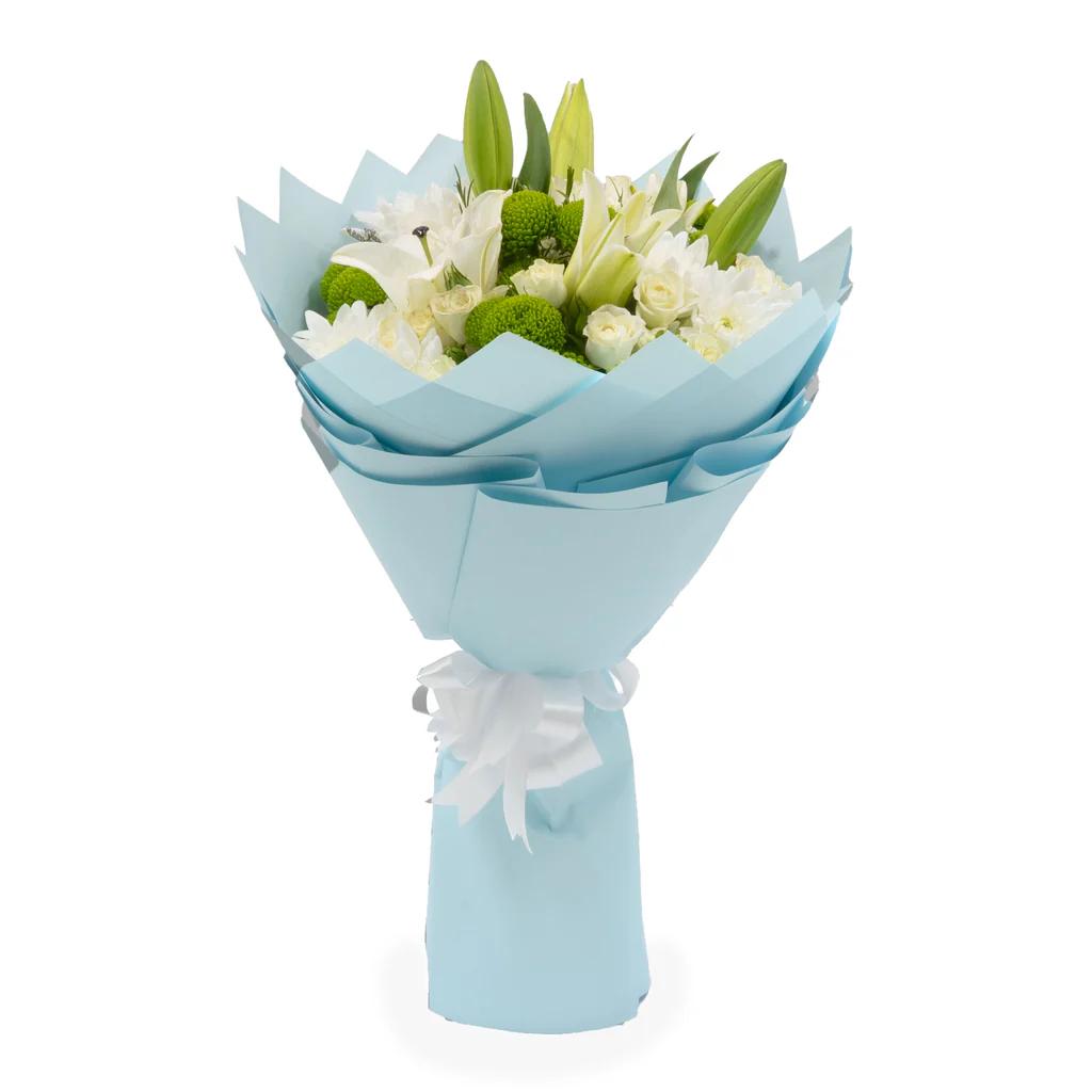 Kitty Kiss – Vanilla Bento Cake with flowers bouquet view 3