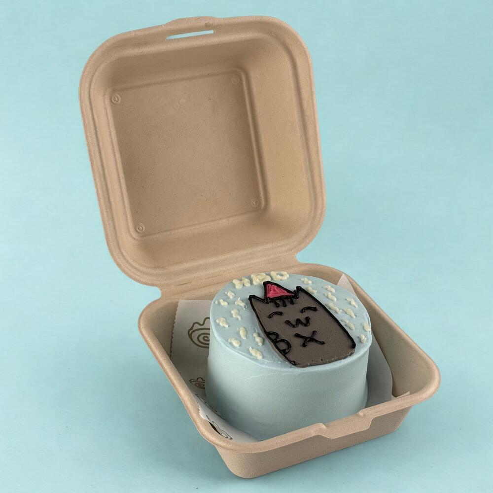 Kitty Kiss – Vanilla Bento Cake with flowers bouquet view 2