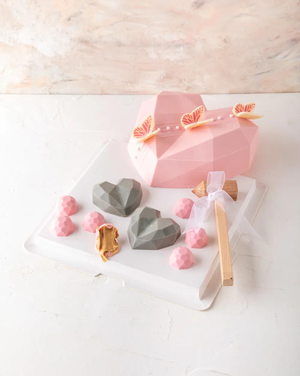 Piñata heart and bonbons by NJDChocolate Piñata, Bonbons Gift, Luxury Chocolate Gift, بينياتا شوكولاتة, هدية بونبون, هدية شوكولاتة فاخرة