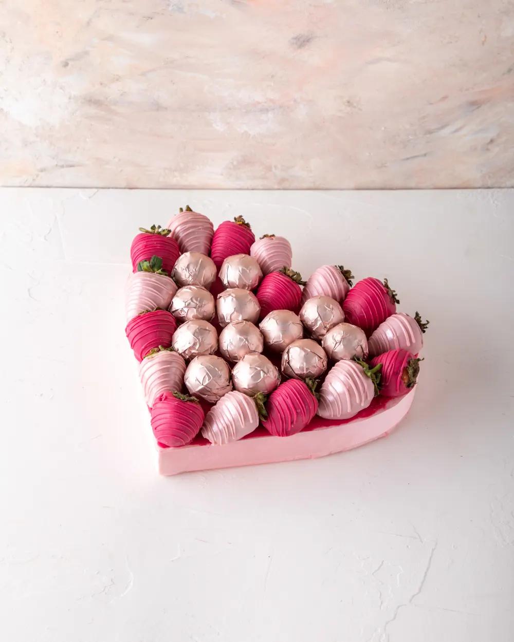 Strawberries and bon bon by NJDStrawberries and Bon Bon by NJD, Luxury Chocolate Strawberries & Bonbons, Premium Gift Box UAE, فراولة بالشوكولاتة وبون بون فاخر, بوكس هدايا فاخر, فراولة وبون بون من NJD