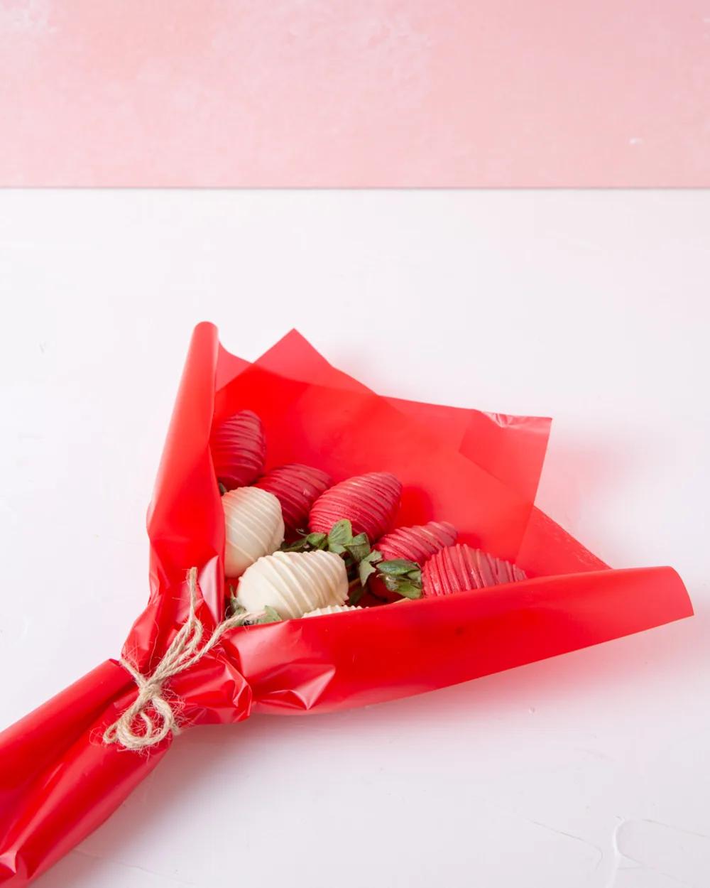 Mini Berry BouquetMini Berry Bouquet, Chocolate Covered Strawberry Bouquet, Luxury Strawberry Gift UAE, ميني باقة التوت, باقة فراولة مغطاة بالشوكولاتة, هدية فراولة فاخرة