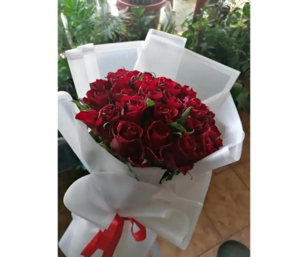 Red roses bouquet with a white wrapper Nundefined