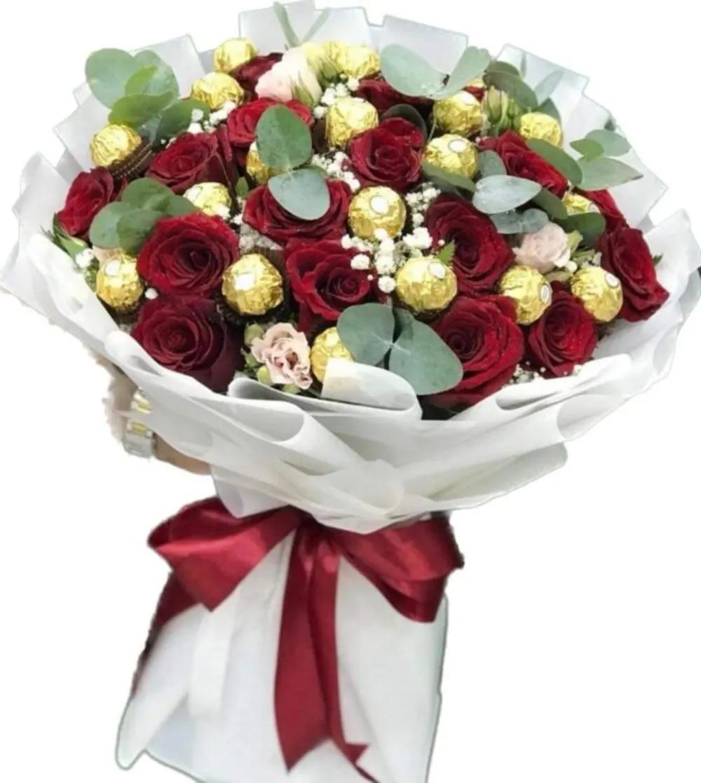 Red roses bouquet with chocolate beads Nundefined