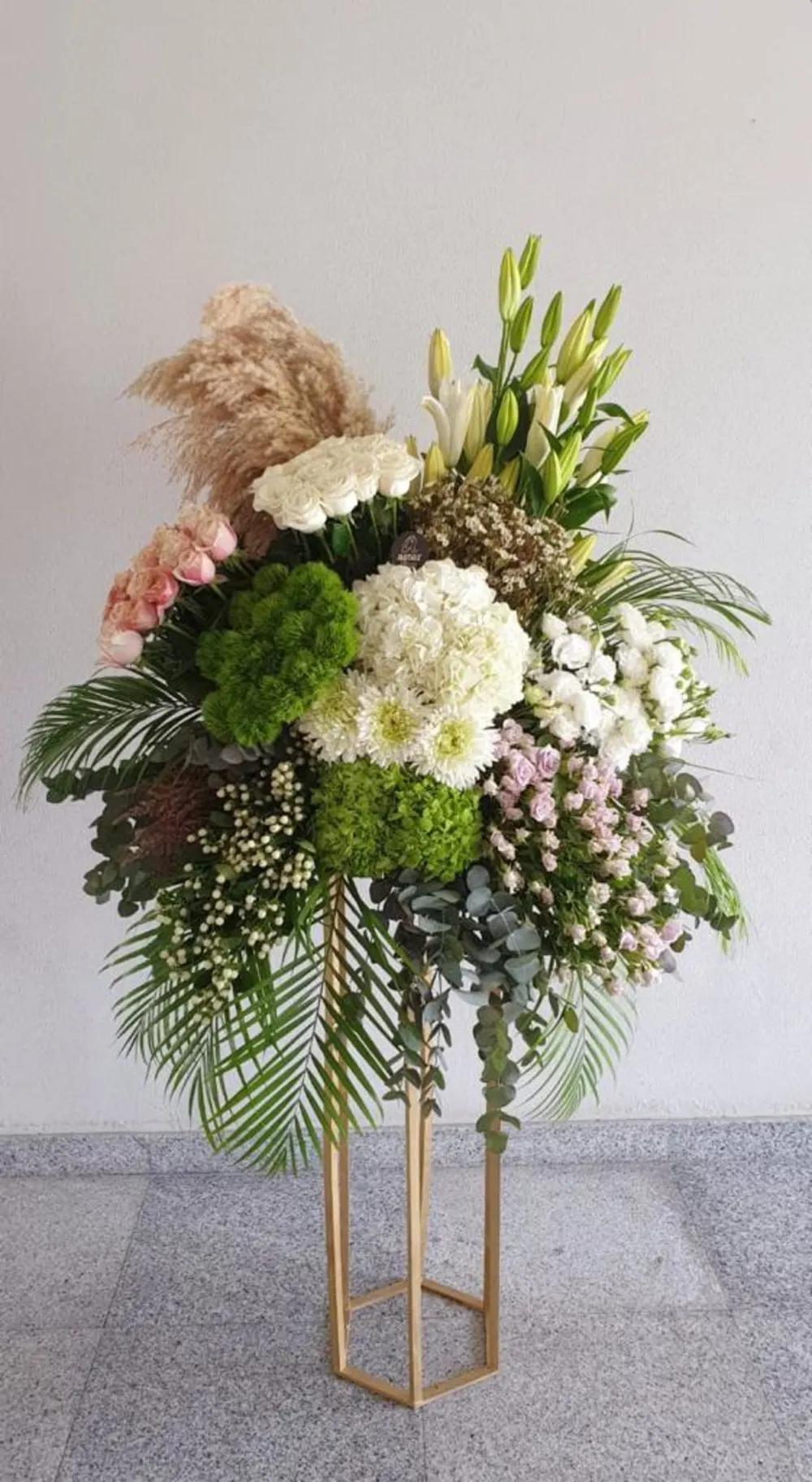 Green and White Mix Flower Standundefined