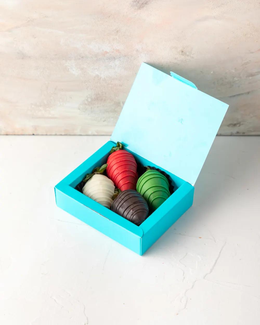4pcs Strawberries4PCS Chocolate Covered Strawberries, Luxury Strawberry Gift Box, Gourmet Strawberries UAE, علبة 4 حبات فراولة بالشوكولاتة, هدية فراولة فاخرة, فراولة مغطاة بالشوكولاتة