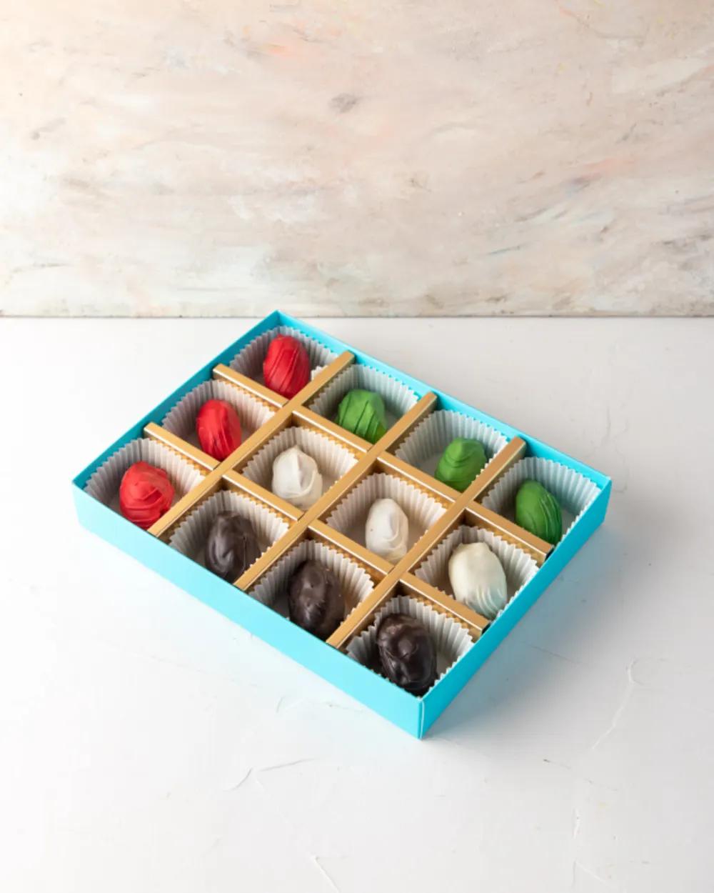 UAE STRAWBERRIES 12PCSUAE Strawberries 12PCS, Chocolate Covered Strawberries UAE, National Day Strawberry Gift, فراولة الإمارات 12 قطعة, فراولة مغطاة بالشوكولاتة, هدية اليوم الوطني الإماراتي