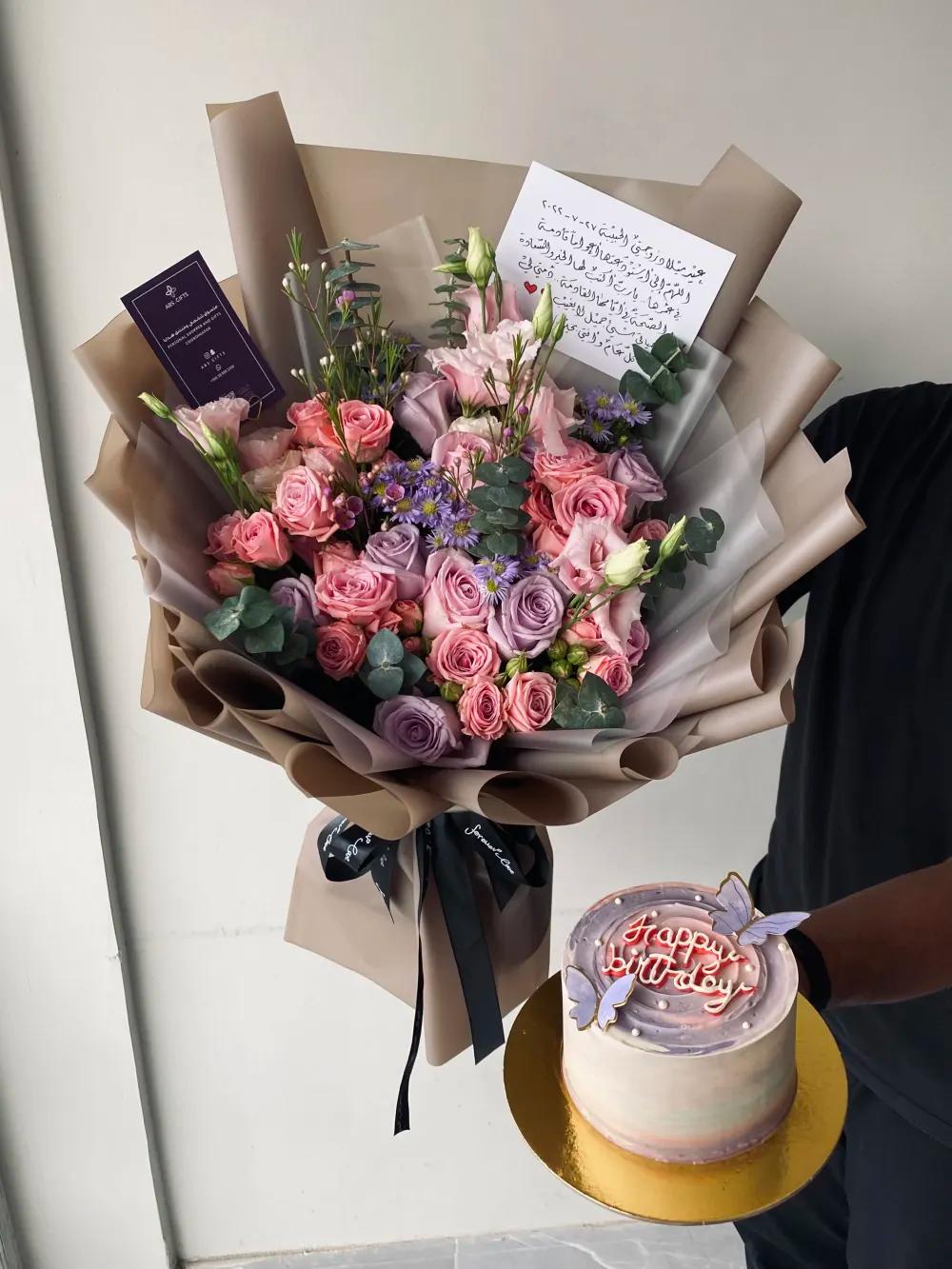 Rose bouquet with cake1undefined