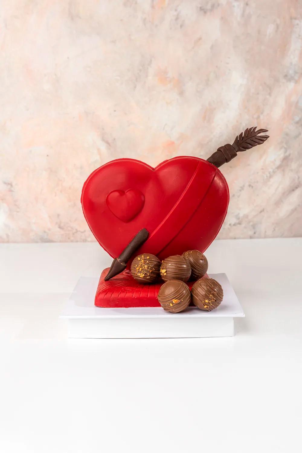 Struck by Cupid Chocolate by NJDStruck by Cupid Chocolate by NJD, Romantic Chocolate Gift, Luxury Chocolate Gift Box UAE, هدية شوكولاتة رومانسية, بوكس شوكولاتة فاخر, شوكولاتة سترك باي كيوبيد من NJD