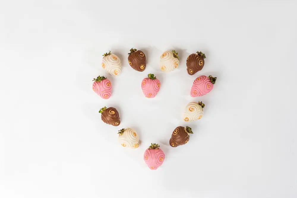Milk, Ruby and White Chocolate Strawberries by NJDMilk, Ruby and White Chocolate Strawberries by NJD, Luxury Chocolate-Covered Strawberries, Gourmet Strawberry Gift UAE, فراولة مغطاة بالشوكولاتة الفاخرة, هدية فراولة فاخرة, فراولة بالشوكولاتة بالحليب والروبي والبيضاء من NJD
