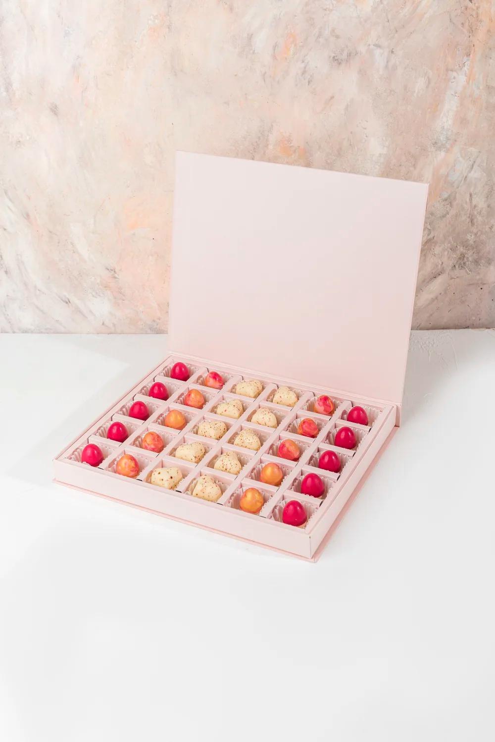 Glamorous Chocolate Box by NJDGlamorous Chocolate Box by NJD, Luxury Chocolate Gift Box, Premium Gourmet Chocolates UAE, بوكس شوكولاتة فاخر, شوكولاتة جورميه فاخرة, بوكس الشوكولاتة الفاخر جلاموروس من NJD