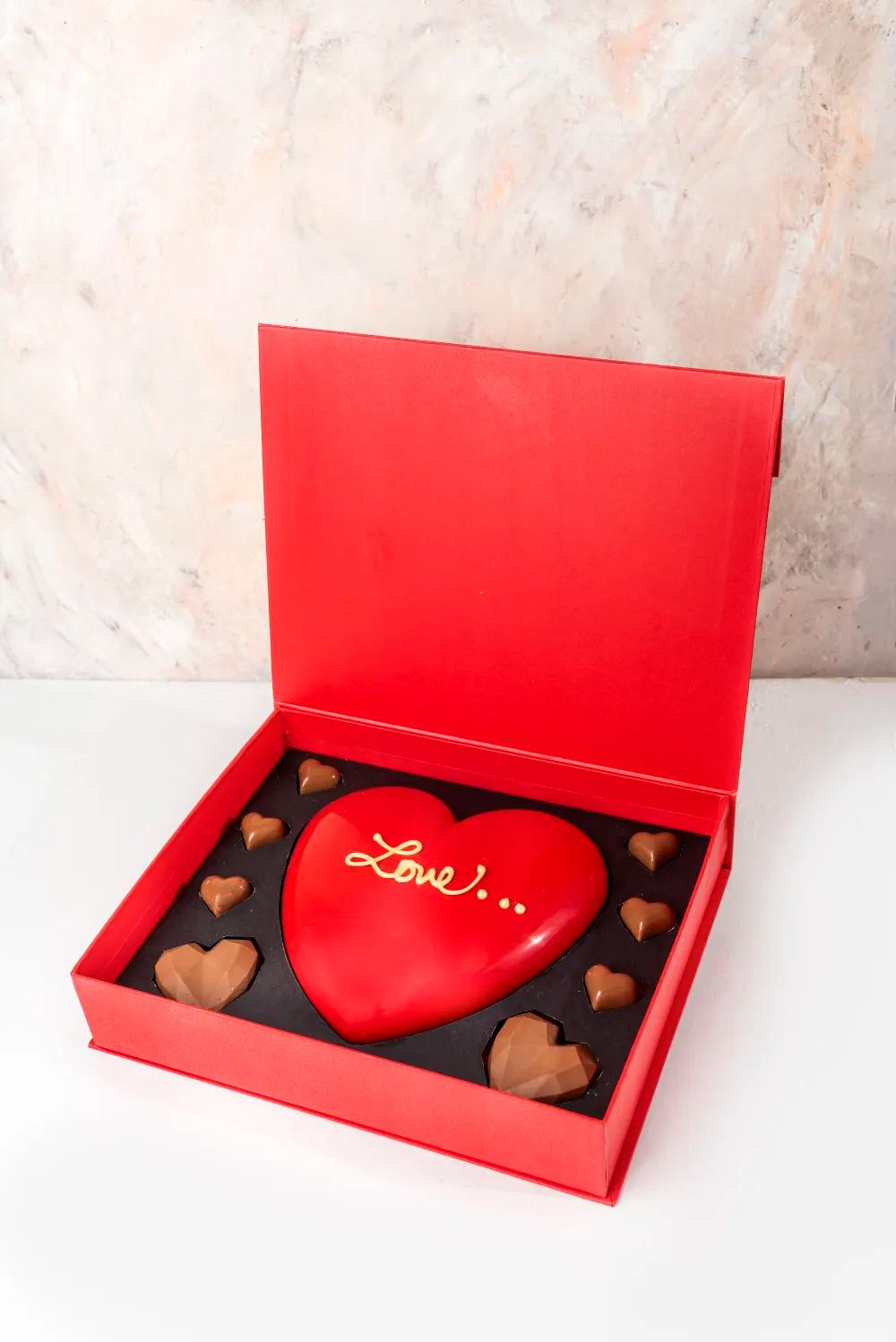 Valentines Special Large and Small Assorted Hearts by NJDValentines Special Large and Small Assorted Hearts by NJD, Luxury Heart Chocolate Box, Valentine's Chocolate Gift UAE, بوكس شوكولاتة قلوب فاخر, هدية شوكولاتة عيد, قلوب شوكولاتة مشكلة كبيرة وصغيرة خاصة بعيد الحب من NJD