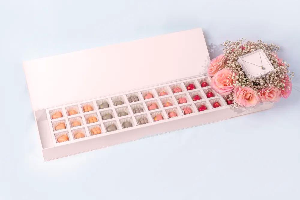 Large Chocolate tray with Bouquet and Necklace by NJDLarge Chocolate Tray with Bouquet and Necklace by NJD, Luxury Chocolate & Flower Gift Set, Premium Gift UAE, هدية شوكولاتة وورد فاخرة, هدية فاخرة في الإمارات, صينية شوكولاتة كبيرة مع باقة ورد وقلادة من NJD