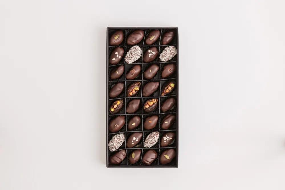 Dark Chocolate Dates Classic Box of 32Dark Chocolate Dates, Chocolate Covered Dates, Luxury Date Gift Box, تمر بالشوكولاتة الداكنة, تمر مغطى بالشوكولاتة, علبة تمر فاخرة