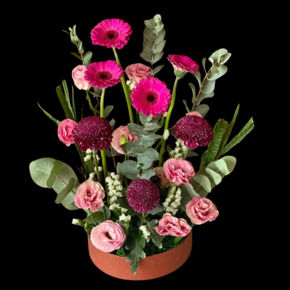 Distinctive roses with tree leaves to gift loved onesundefined