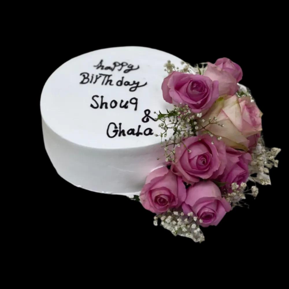 Cake with white cream and decorated with natural flowersهدايا عيد ميلاد – هدايا عيد ميلاد مميزة لأحبائك من نقوى – توصيل في نفس اليوم