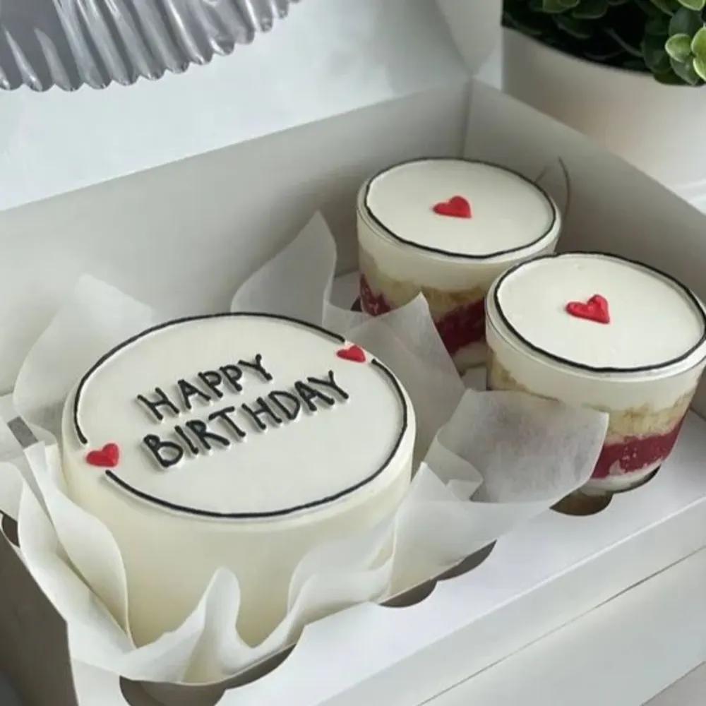 Mini bento cake with 2 matching cupcakesundefined