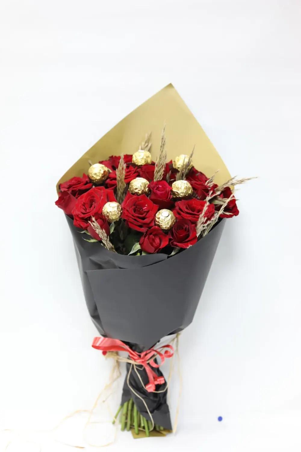 Bouquet with red flowers with chocolate !!undefined