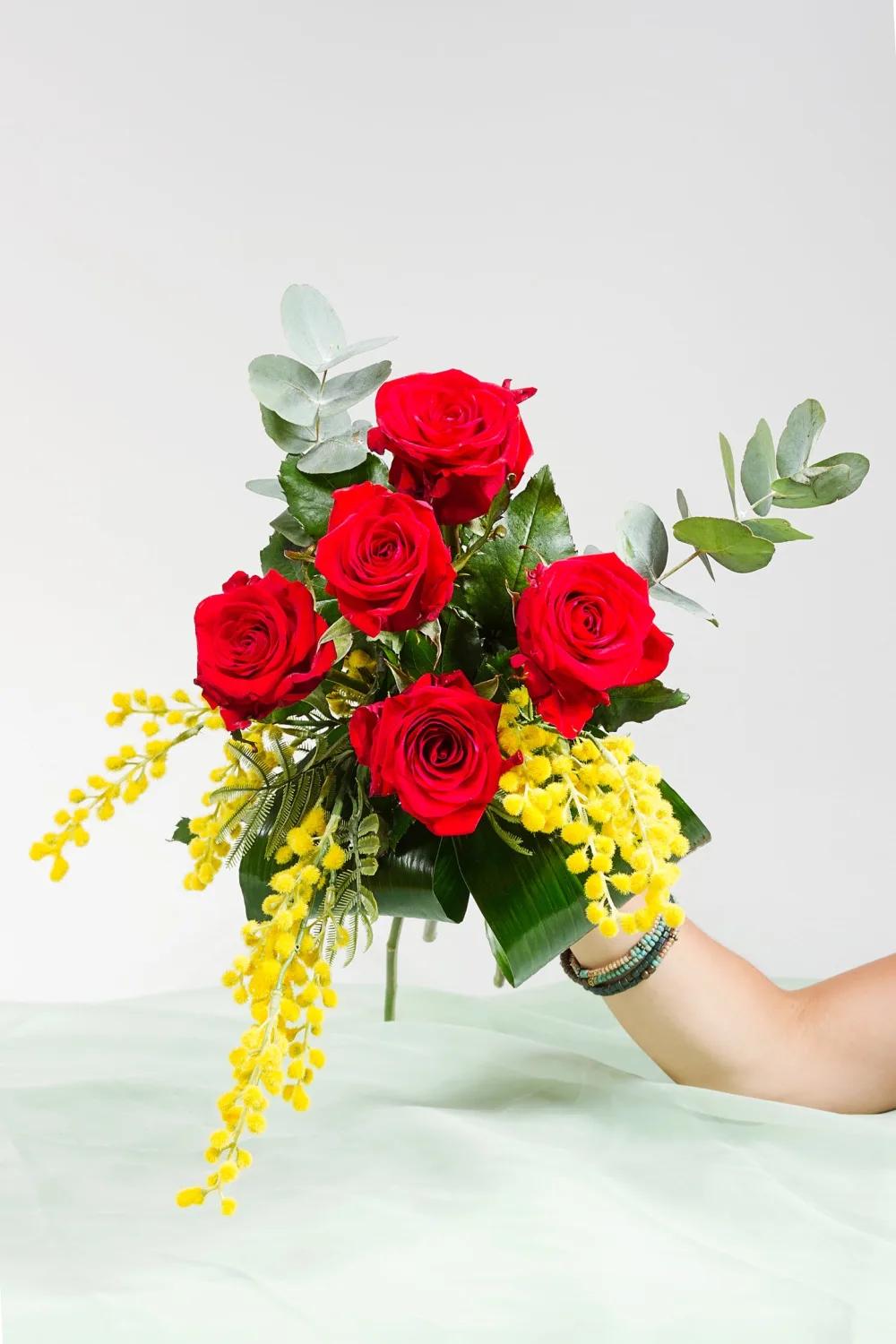 Rose Rosse e Mimosaundefined