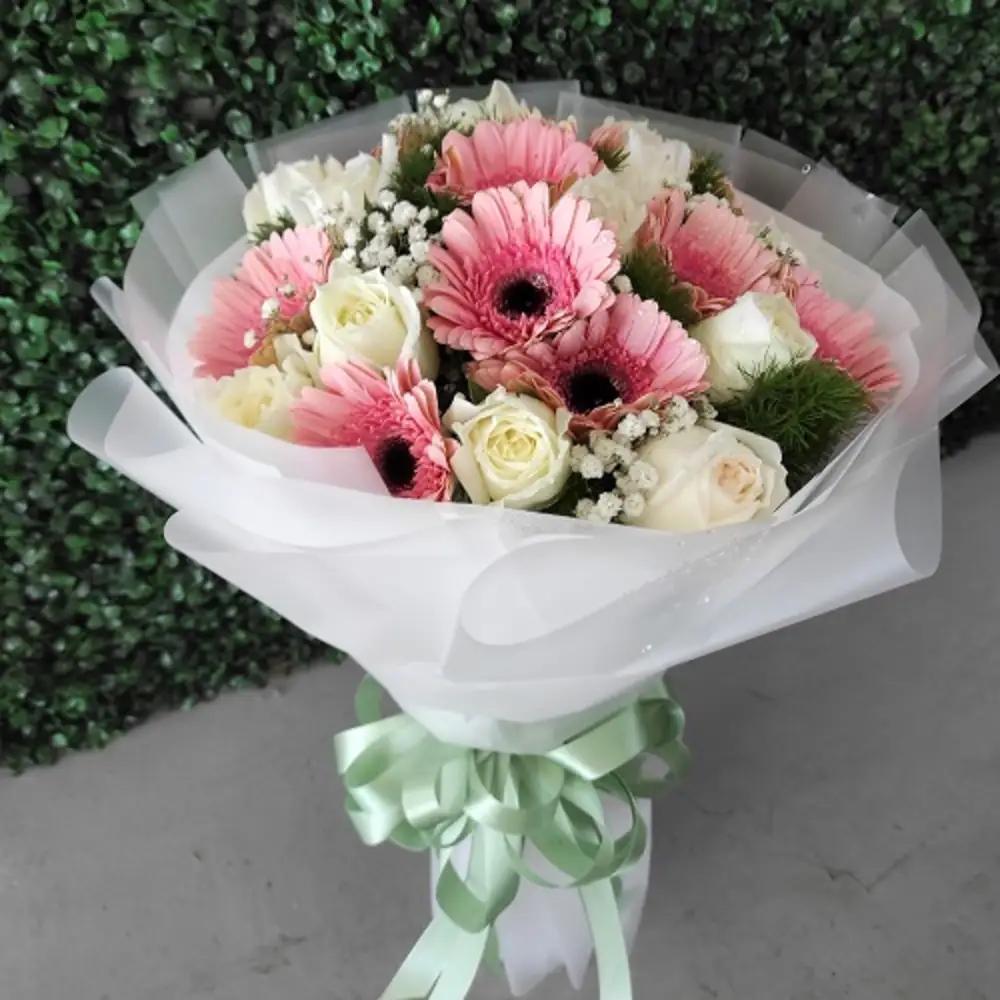 HD1026 White Roses & Daisy Bouquetundefined