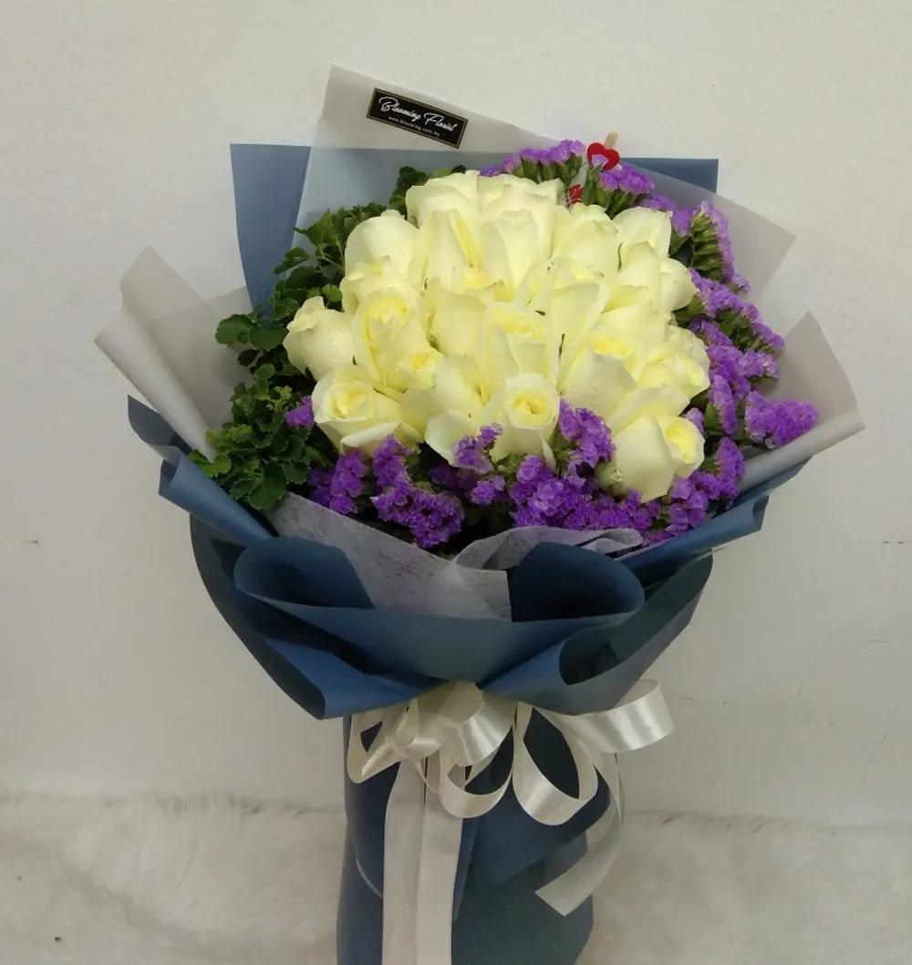 HR2403 White Roses Hand Bouquetundefined