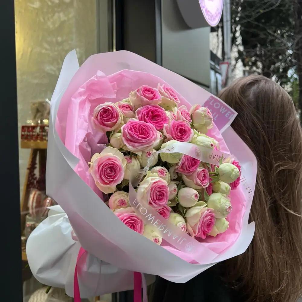 Monobouqet of spray roses