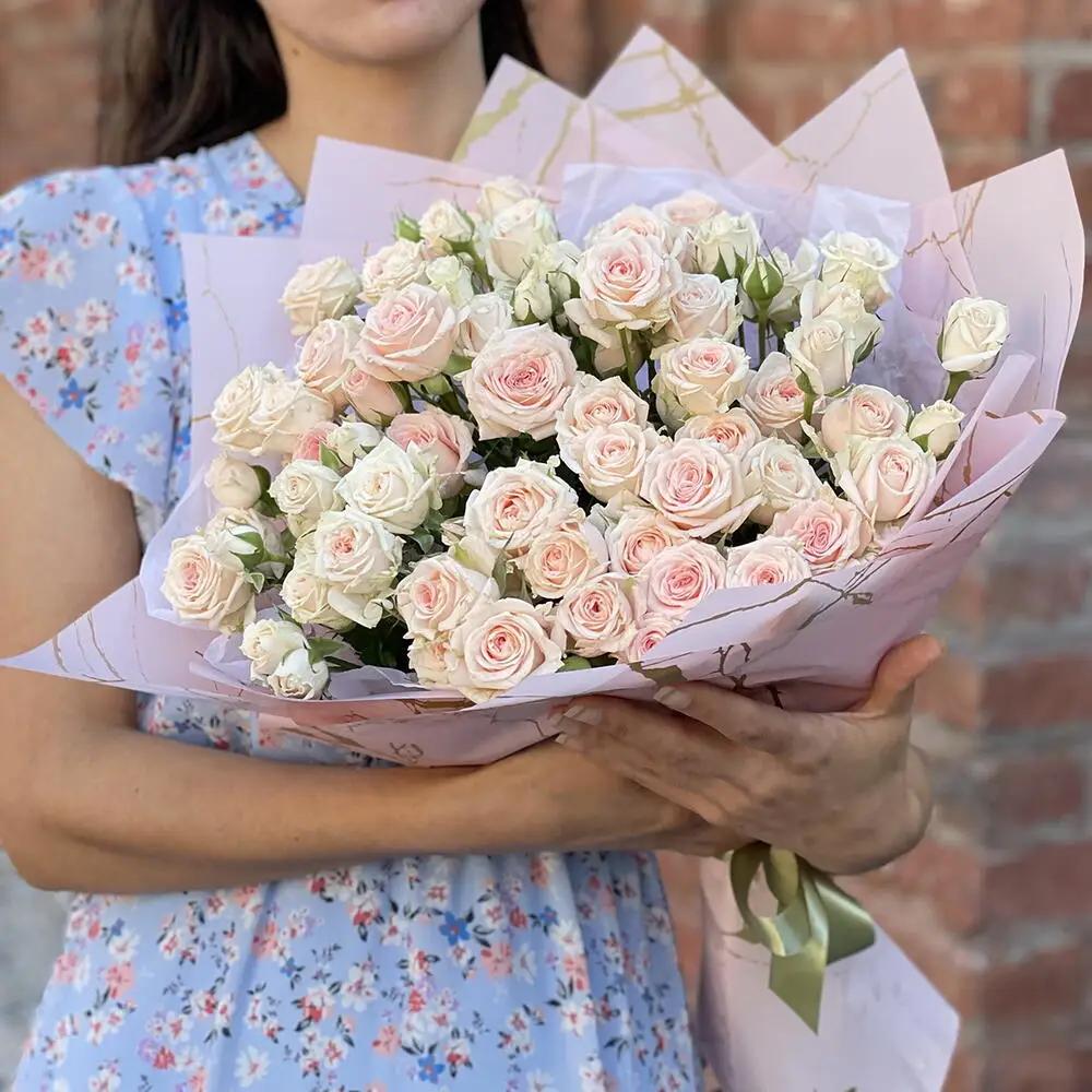 Bouquet of pink spray roses0undefined