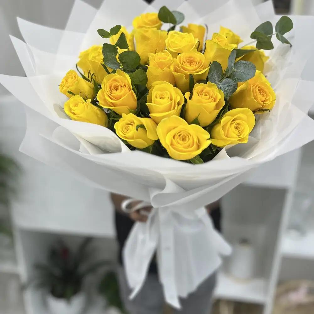 A bouquet of yellow roses 1020