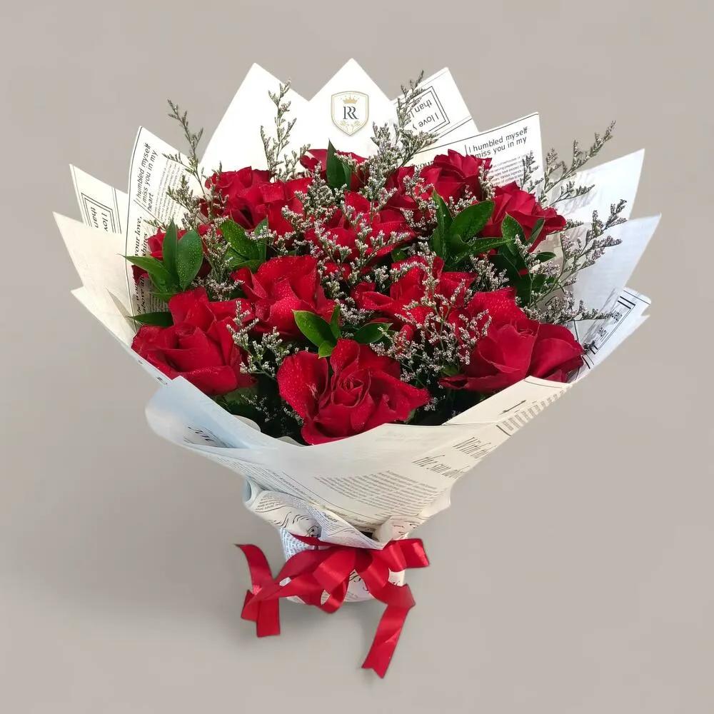 Red roses bouquet wrapped with dry wheat ears N