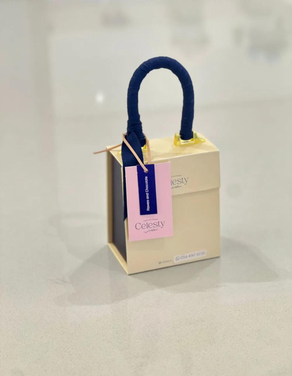 Size- small bag with chocolateChocolate Gift, Luxury Gift, Chocolate Gift Bag, هدية شوكولاتة, هدية فاخرة, حقيبة شوكولاتة