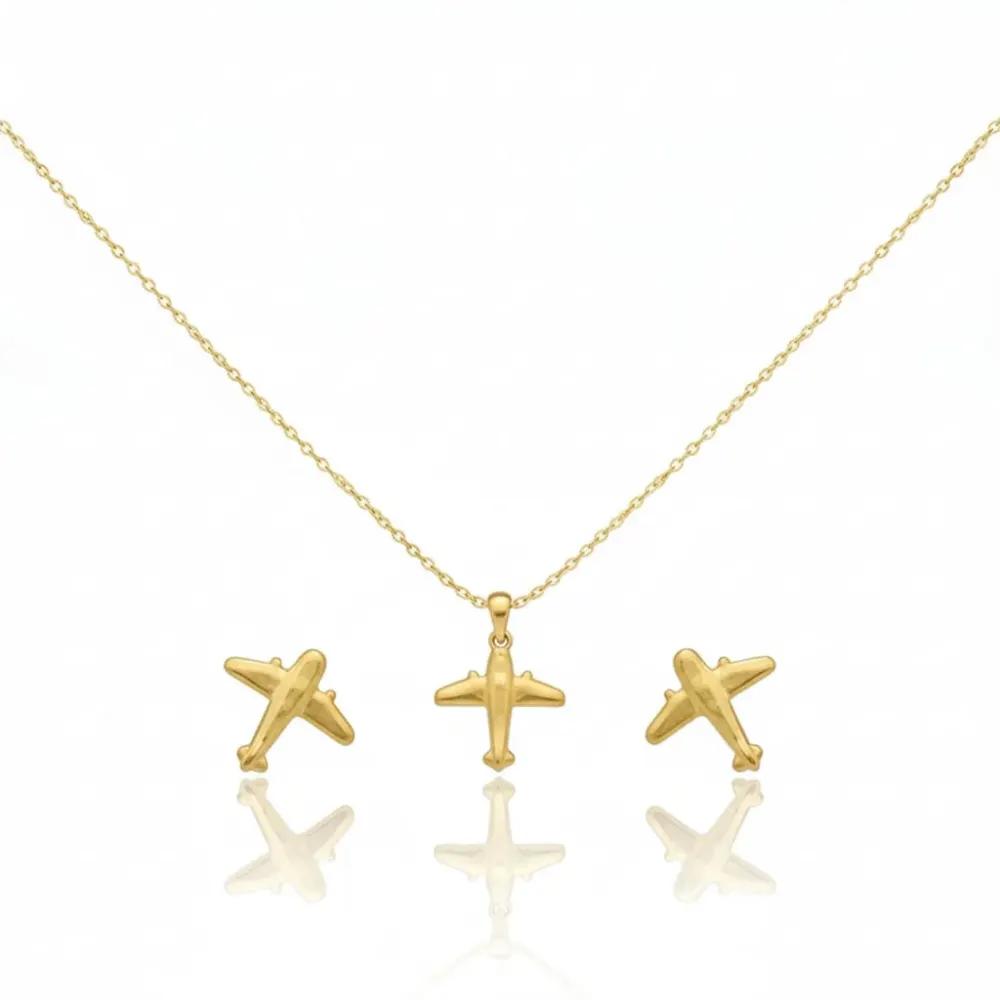 A gold set in the form of circles with a ring