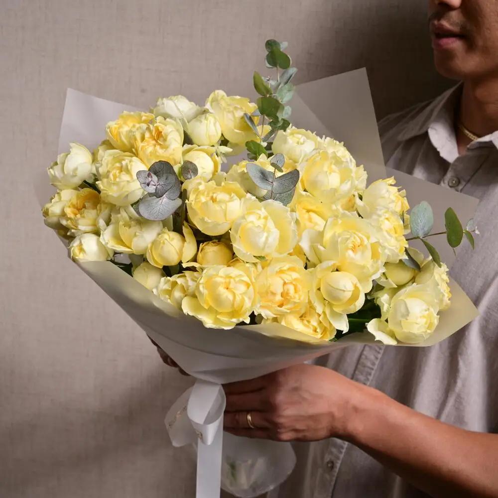 9 Julieta Limoncella Roses with Eucalyptus 6354