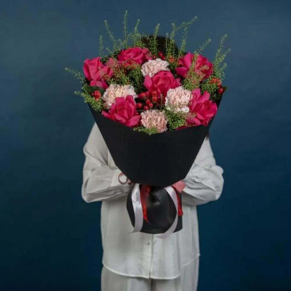 Beautiful bouquet of roses with lime