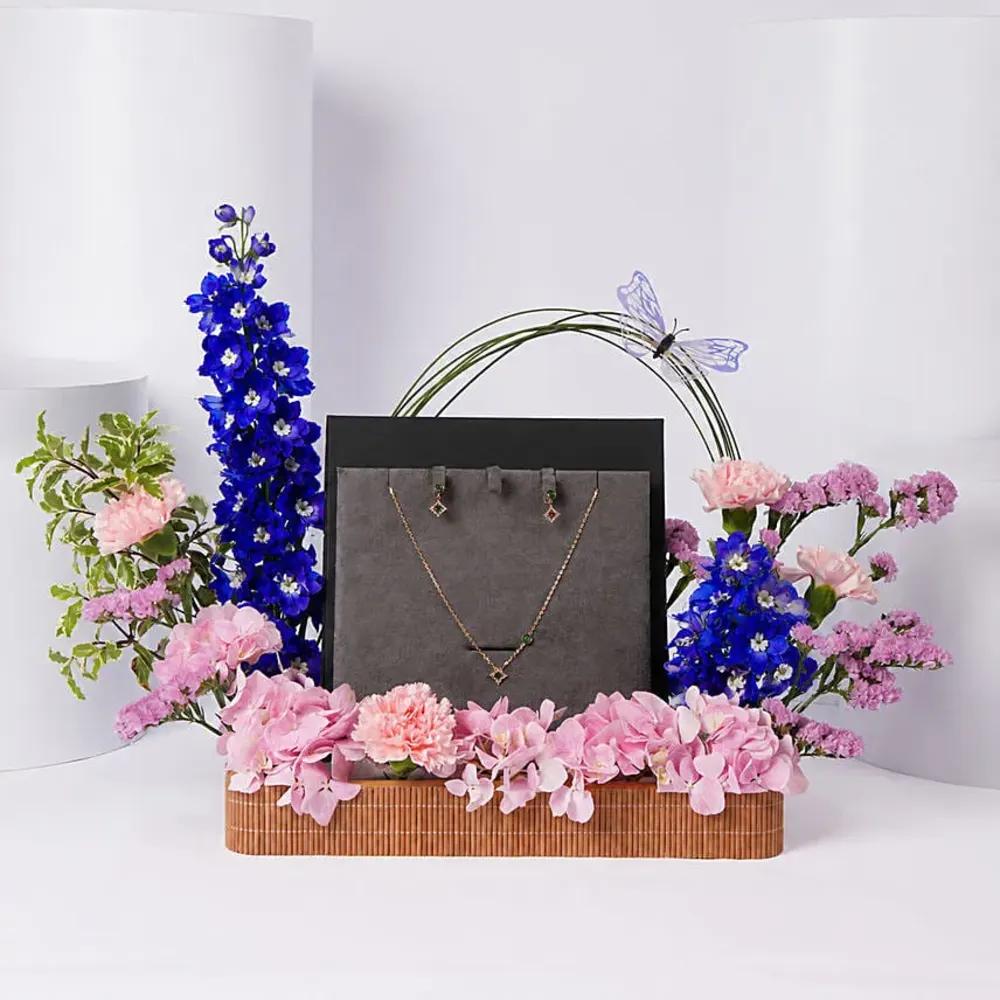 Bouquet of flowers with accessories5
