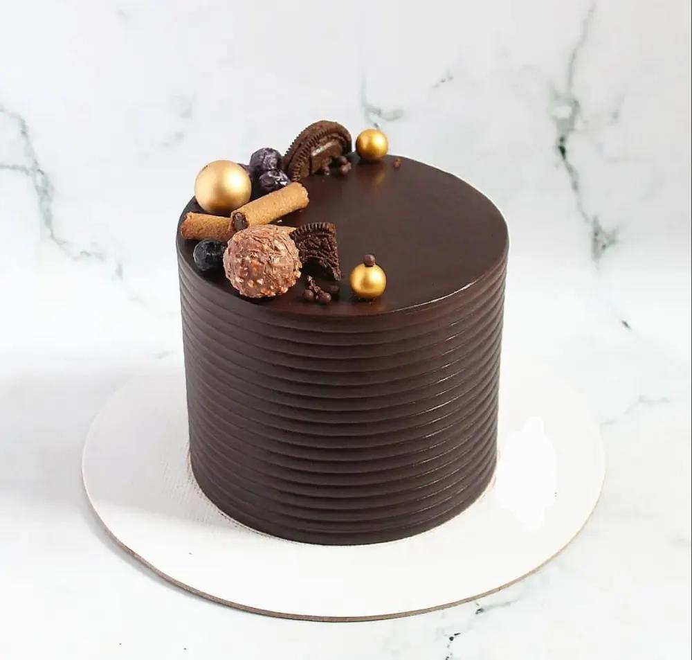 Cake decorated with Oreo cookies and vanilla cream